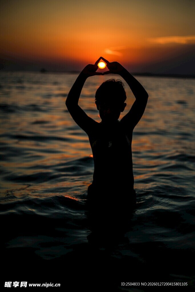 夕阳下水中人托举落日