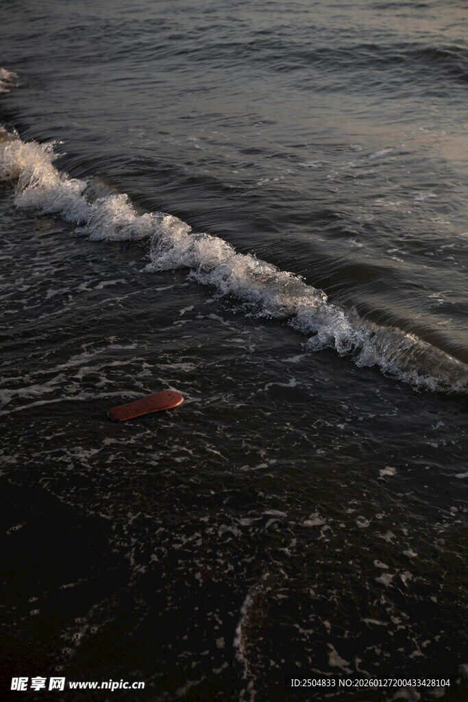 海边翻涌的浪花