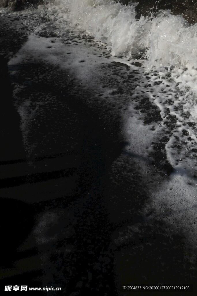 黑白海浪抽象艺术画面