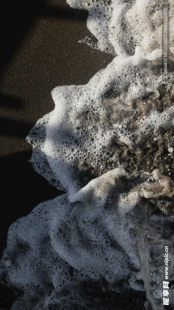 海浪拍打岸边的白色泡沫