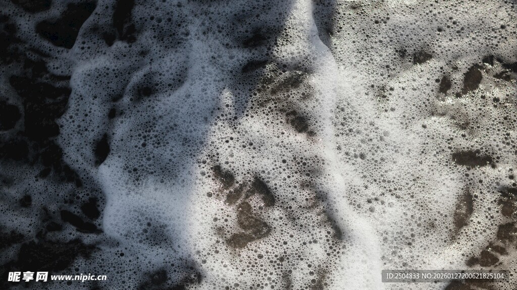 海浪翻涌的白色泡沫