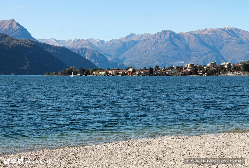 湖畔沙滩与远处山峦美景