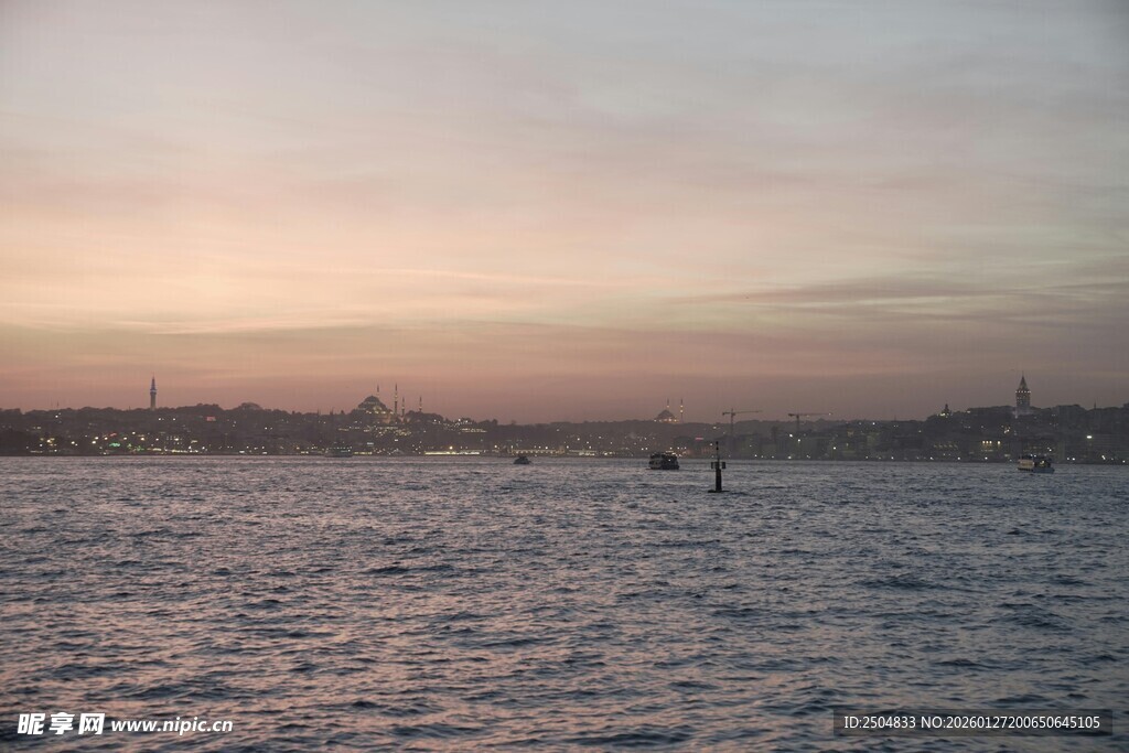 海边日落时分的宁静海面