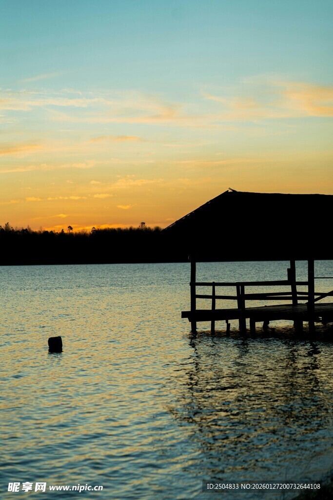 湖畔黄昏中的木质小码头