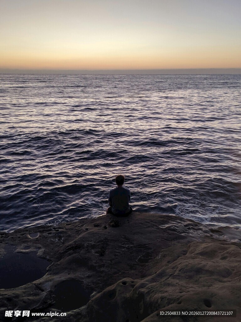 海边独坐人 静赏日落景