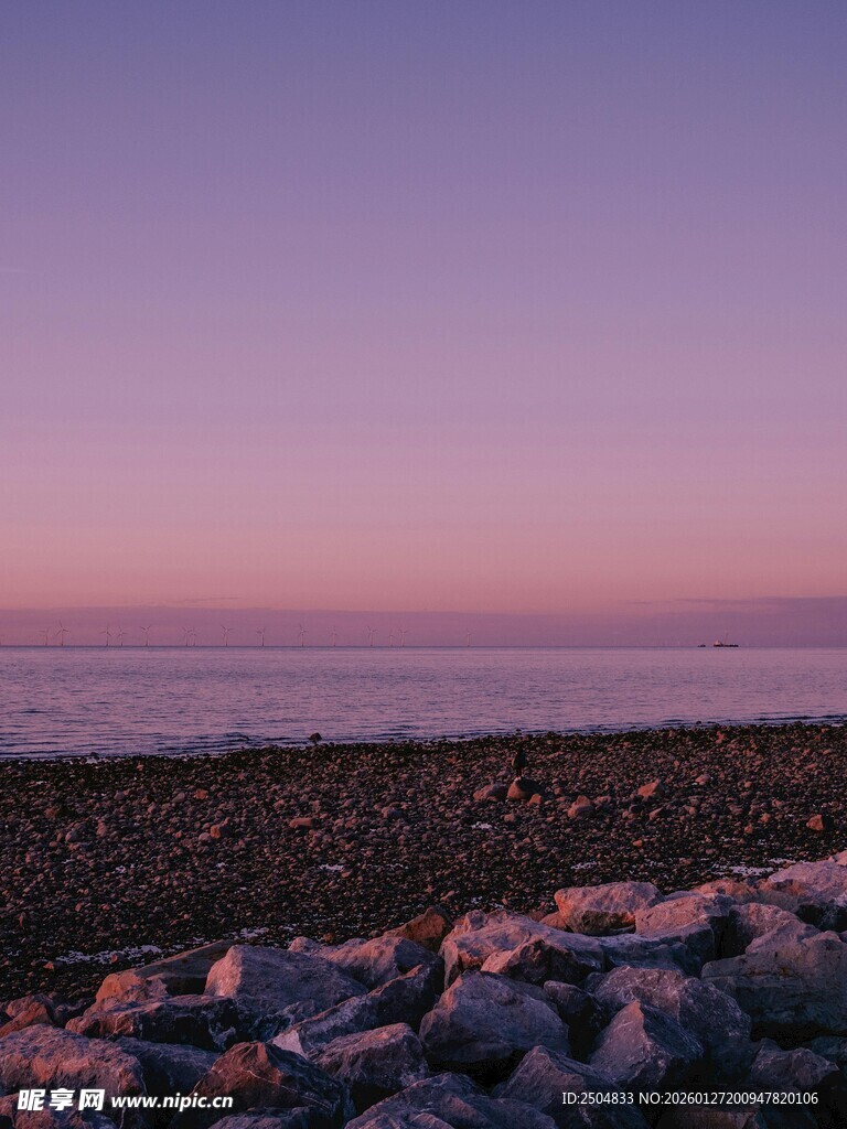 海边黄昏下的碎石景观