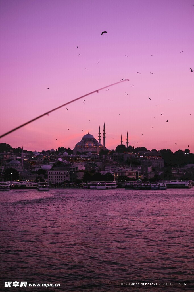 黄昏湖畔垂钓与城市美景