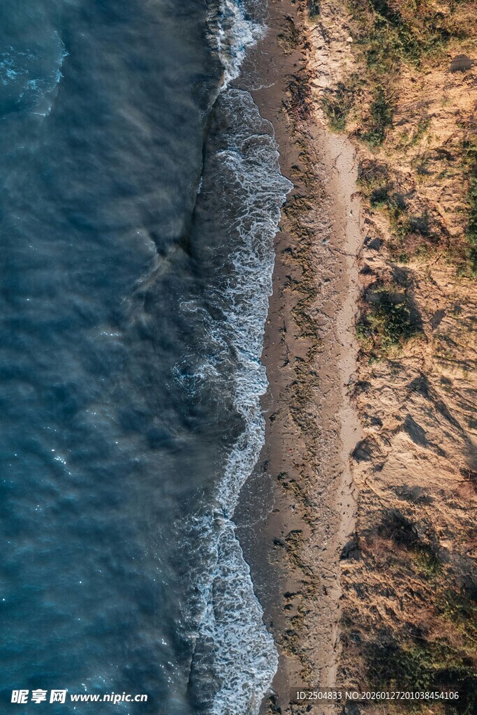 俯瞰海岸 海浪轻拍沙滩