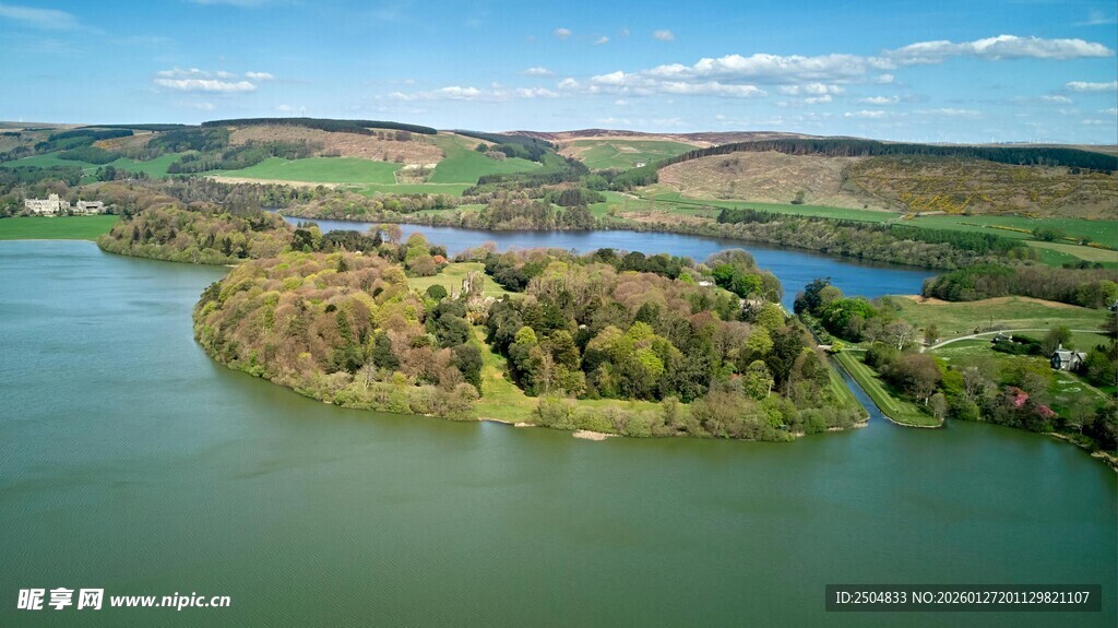 湖畔绿意盎然的美丽岛屿