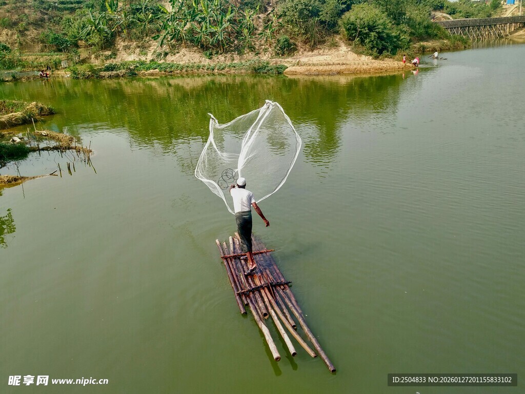 江上渔夫撒网捕鱼瞬间