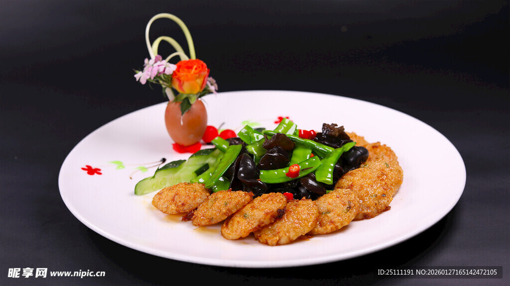 香煎肉饼配精致蔬菜