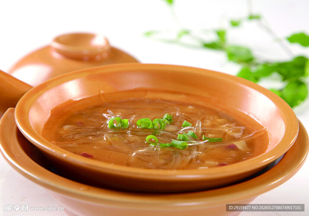 陶碗盛的美味棕色汤品