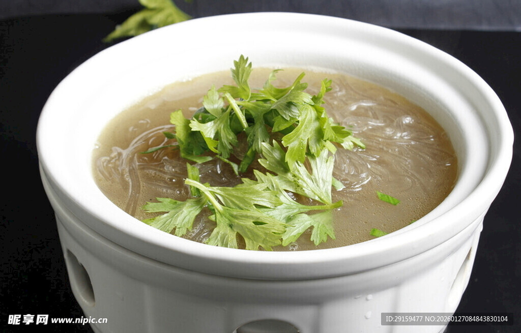 瓷碗中的清新蔬菜汤