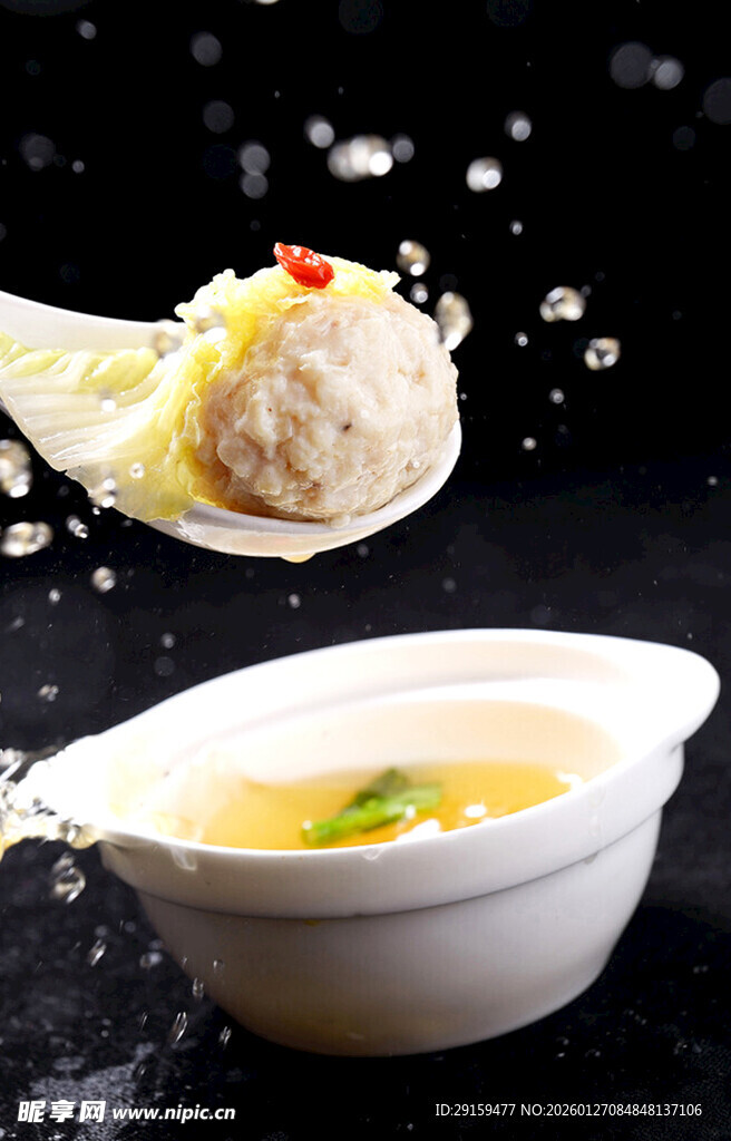 美味汤圆从勺落入汤碗