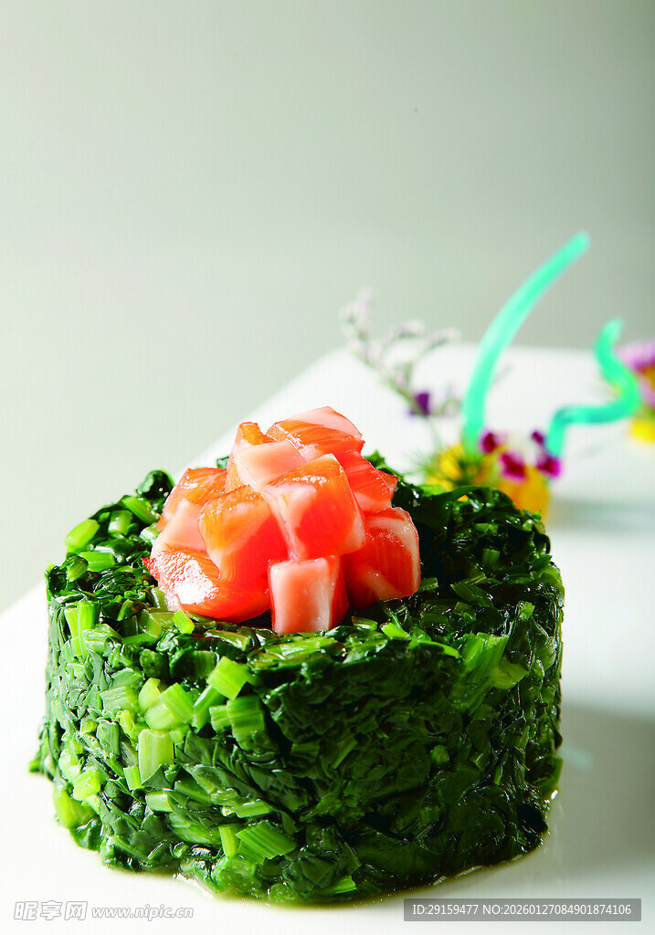 翠绿寿司配鲜美虾肉