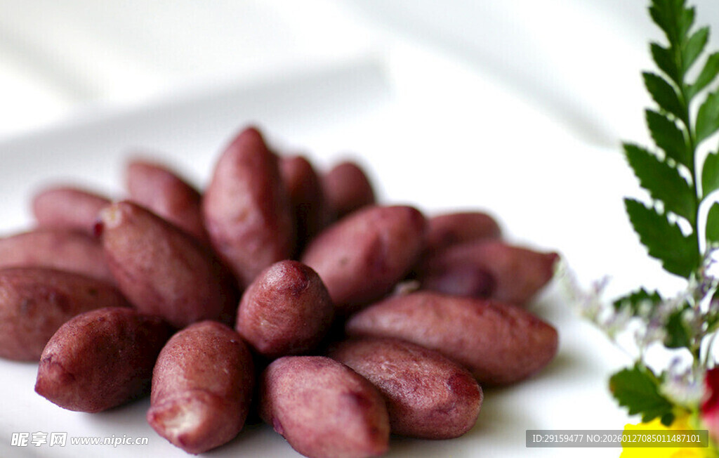 美味紫薯花生摆盘展示