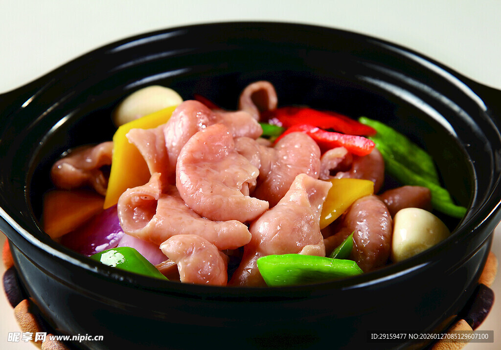 砂锅炖煮多彩猪肚美食