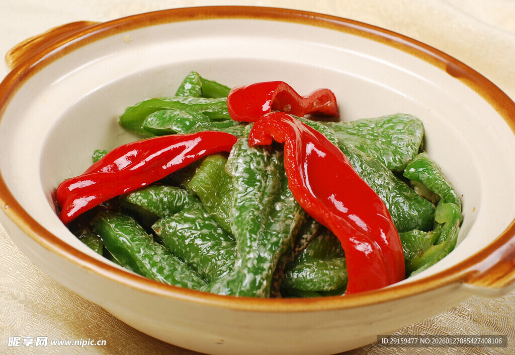 砂锅装的青椒配红辣椒