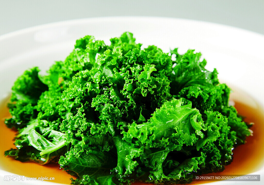 白盘上鲜嫩的羽衣甘蓝