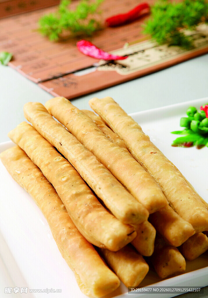 盘中整齐摆放的美味豆筋棒