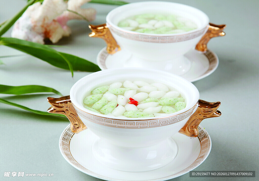 精致绿色羹汤配精美餐具