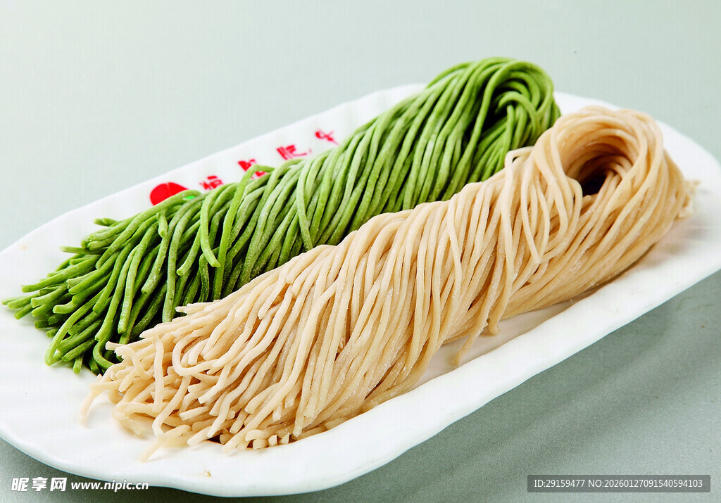 双色面条摆盘展示