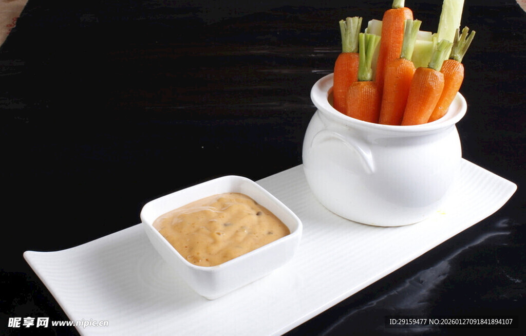 胡萝卜配蘸酱