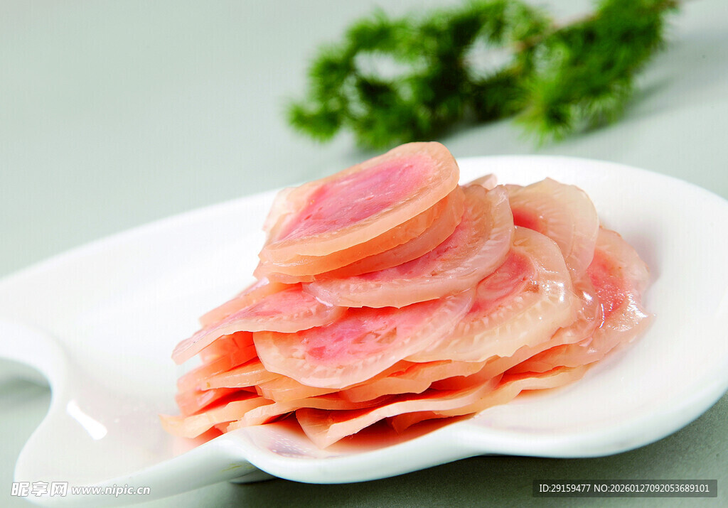 美味切片香肠摆于盘中