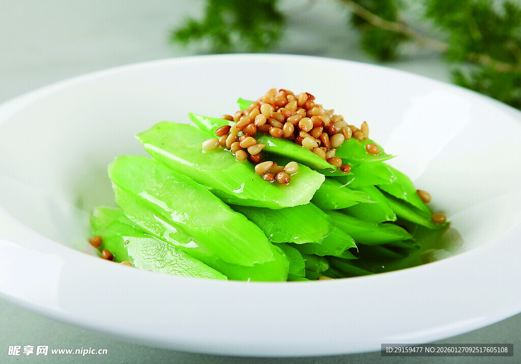 凉拌莴笋配香脆花生