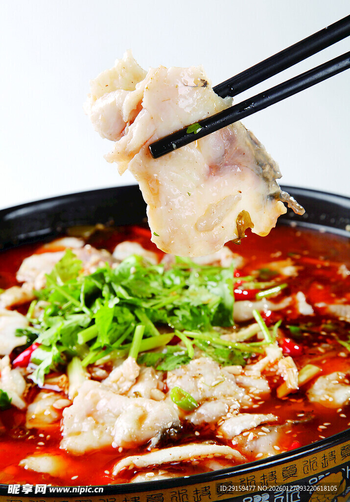 筷子夹起嫩滑水煮肉片