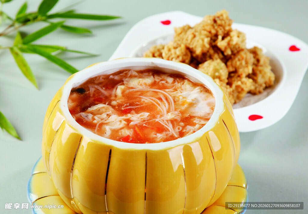 金瓜盛汤配香酥小食