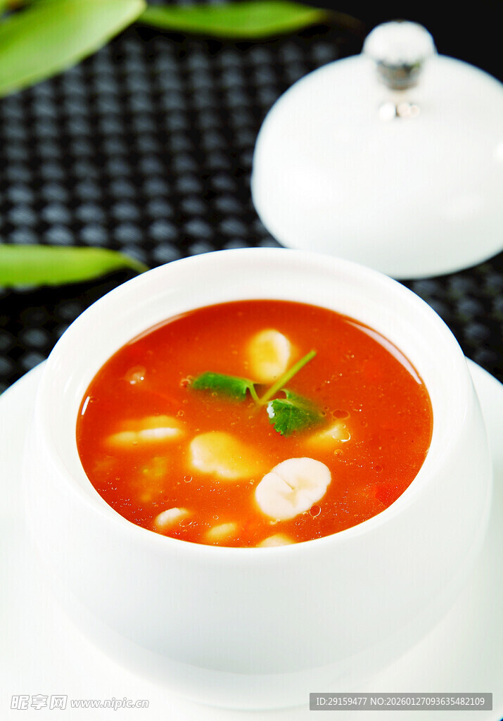 美味番茄汤配芝士球
