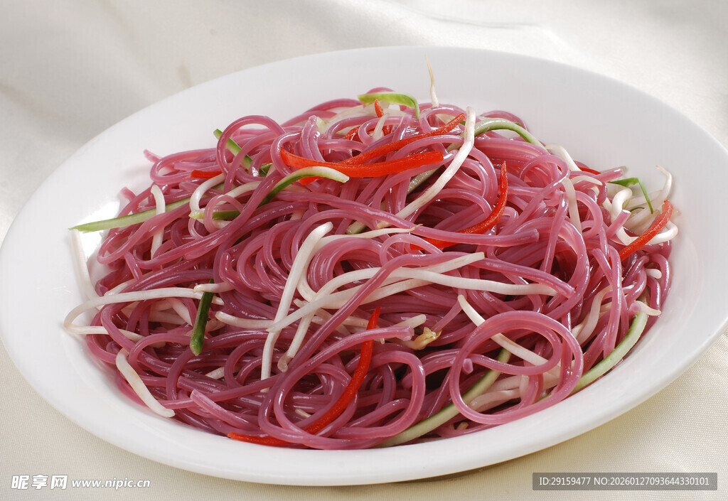 紫面条配豆芽红椒摆盘