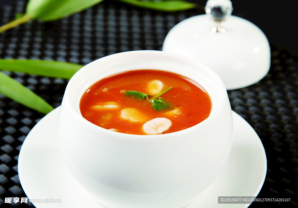 白色碗中的美味番茄汤