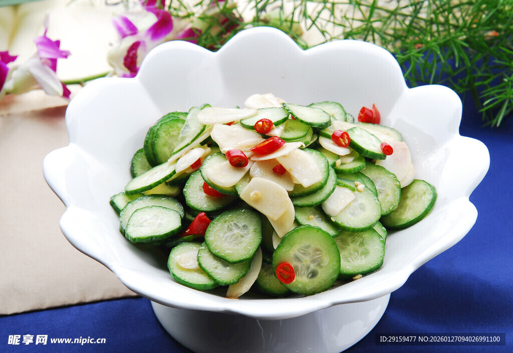 凉拌黄瓜配杏仁