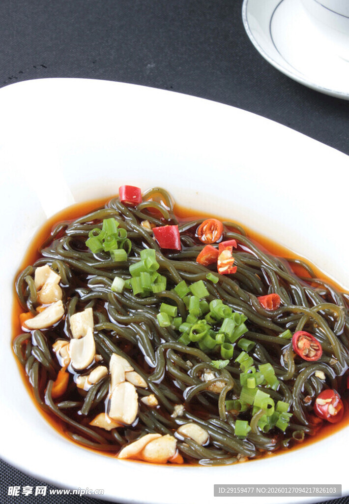 酸辣蕨根粉配鸡肉和葱花