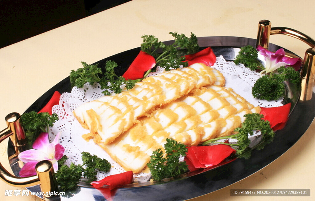 精致摆盘的美味鱼糕