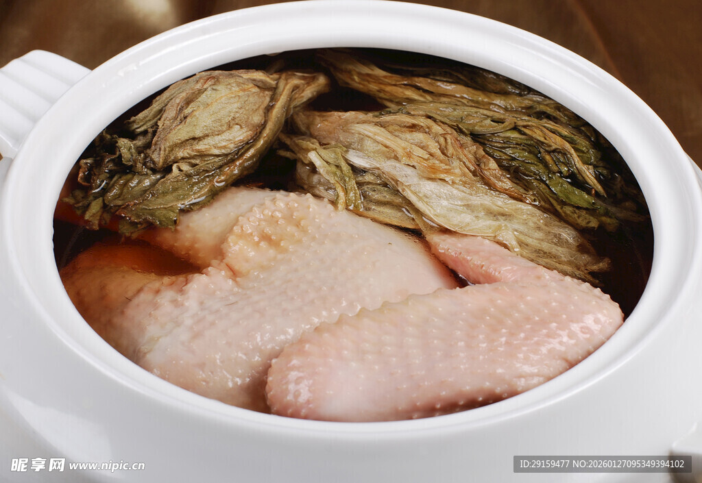 白锅中的鸡肉与食材
