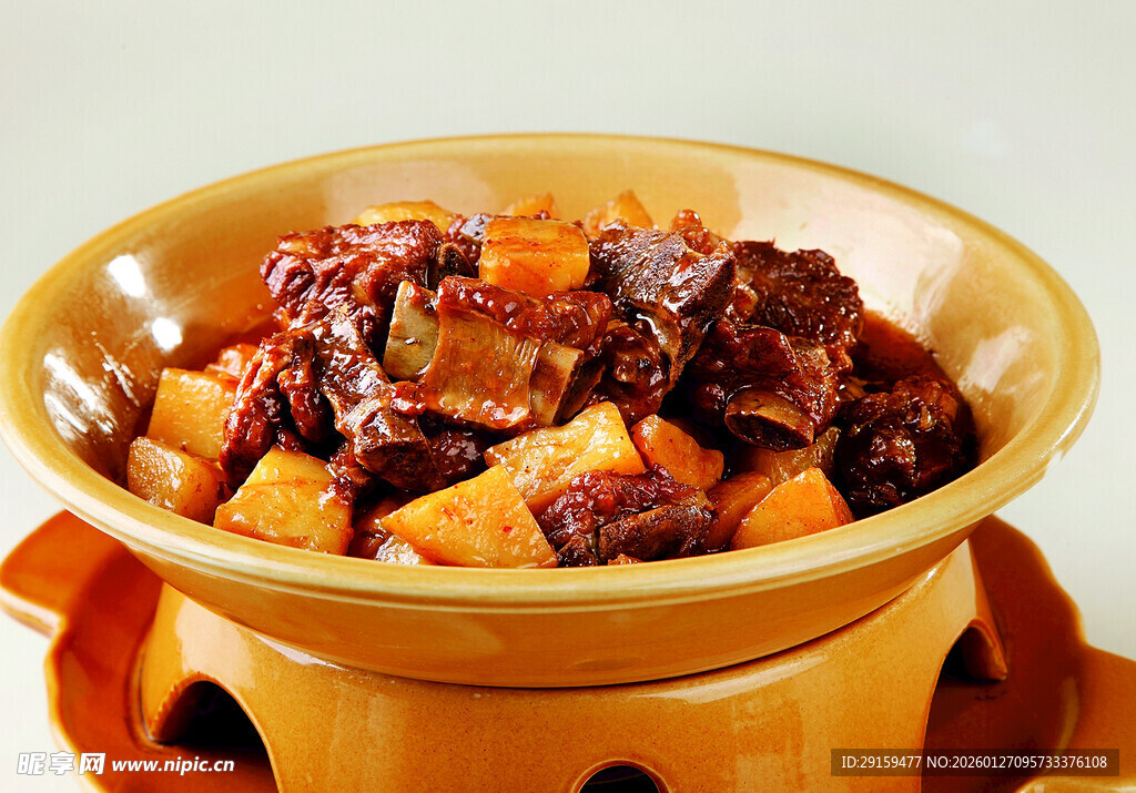 砂锅炖煮的美味牛肉