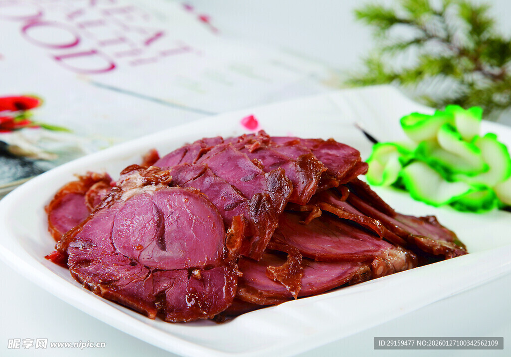 美味酱牛肉摆放在白盘上