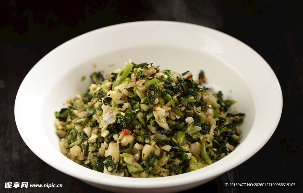 一碗翠绿可口的蔬菜碎