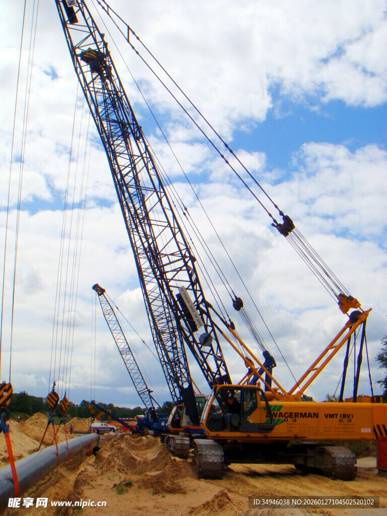 工地大型起重机作业场景