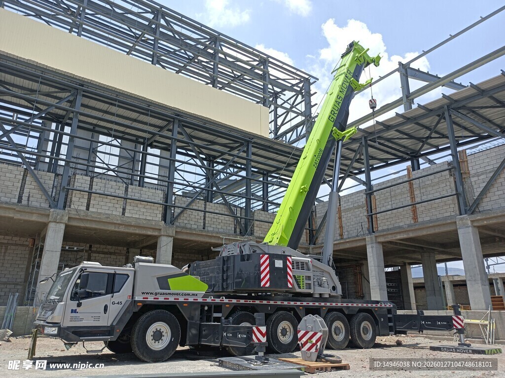 施工现场的起重机作业