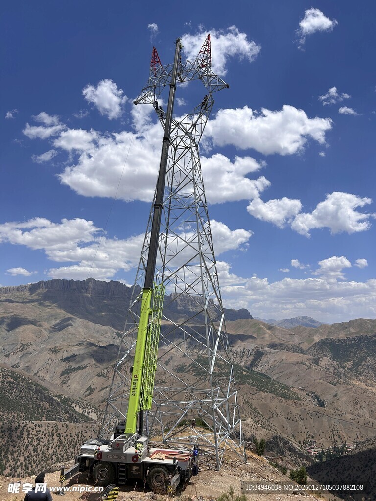 高山上的通信铁塔