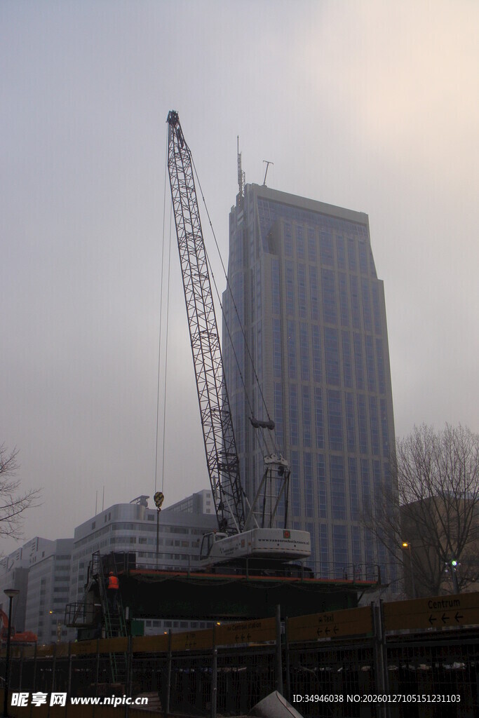 城市建筑工地的塔式起重机