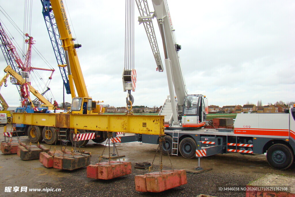 工地多台起重机与运输车辆