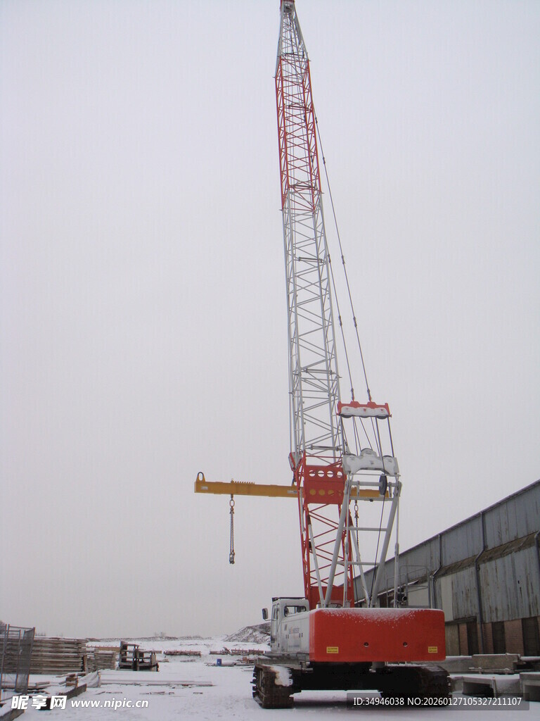 雪地中的履带式起重机