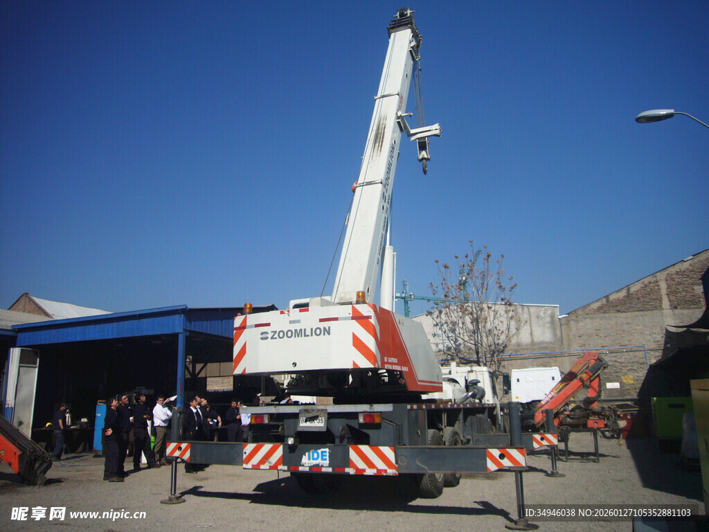 户外停放的大型起重吊车