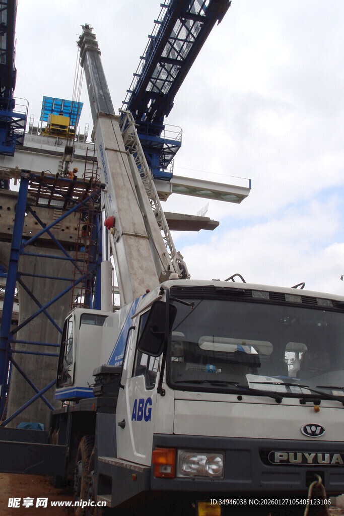 港口重型卡车与吊装设备