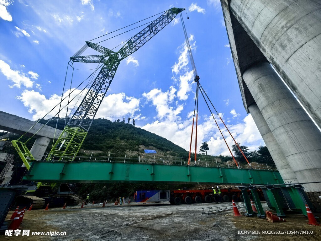 桥梁施工中的大型起重机